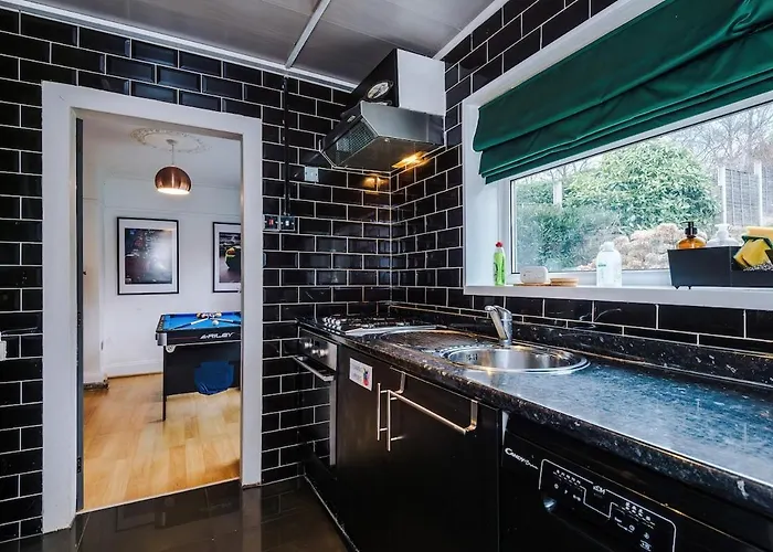 Stylish Home, Sleeps 7, Pool Table, Free Parking, Free Wi-fi, Full Kitchen, Perfect For Groups