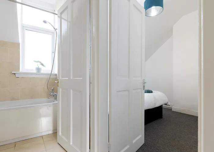 Free Parking, Large House For Contractors & Families, Sleeps 6, 15mins To Centre *