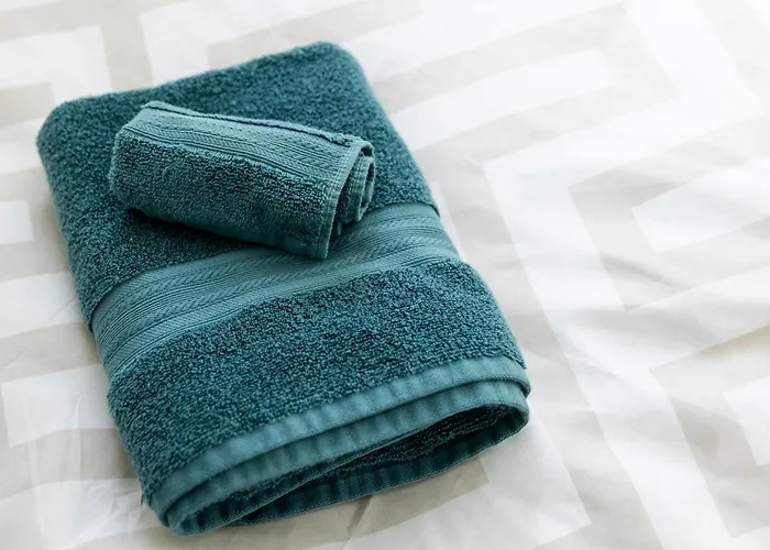 Free Parking, Large House For Contractors & Families, Sleeps 6, 15mins To Centre Manchester