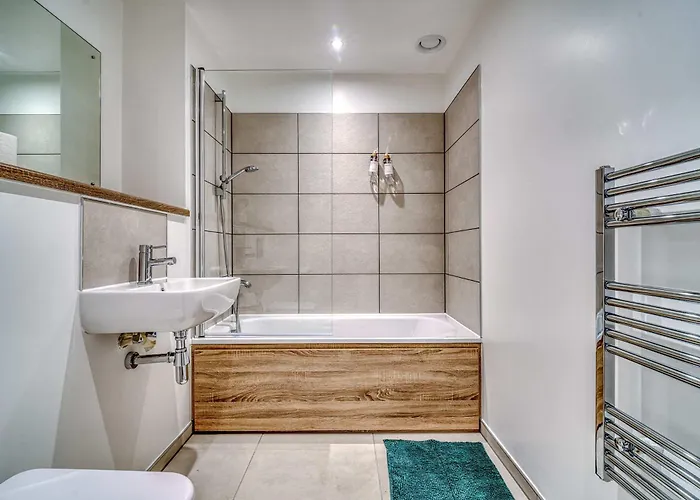 Апартаменты The Trafford Centre - City View - Close To Airport - Sleeps 6