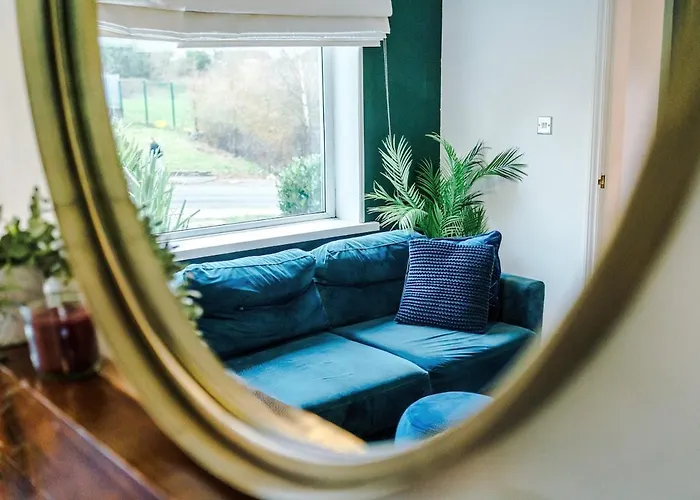 Stylish Home, Sleeps 7, Pool Table, Free Parking, Free Wi-fi, Full Kitchen, Perfect For Groups 公寓