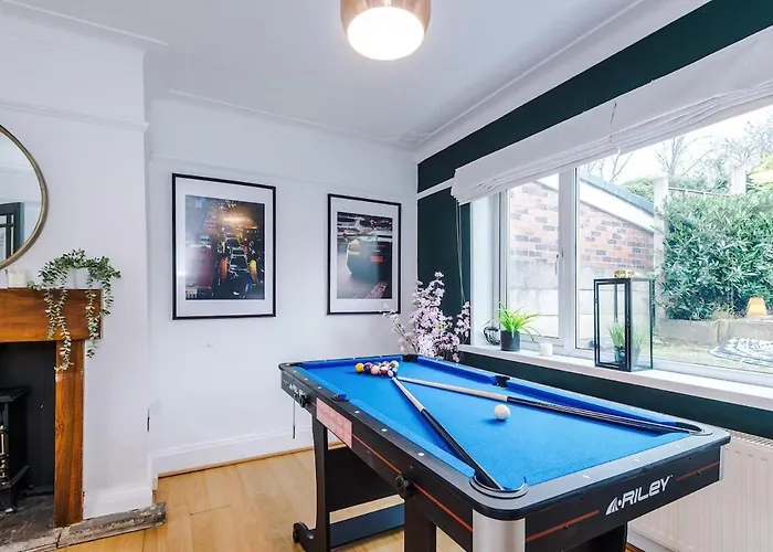 公寓 Stylish Home, Sleeps 7, Pool Table, Free Parking, Free Wi-fi, Full Kitchen, Perfect For Groups