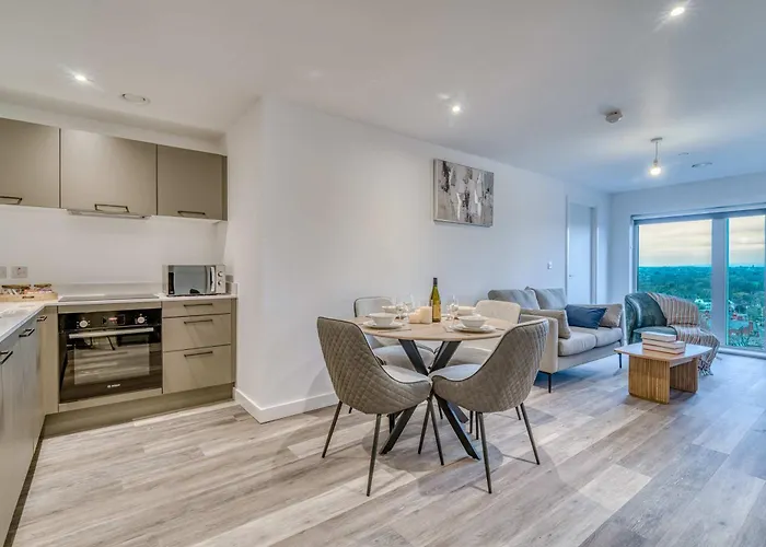 2-br Near Salford Royal - & Town Centre View - 1 Minute To Train & Tram Station - Sleeps 6