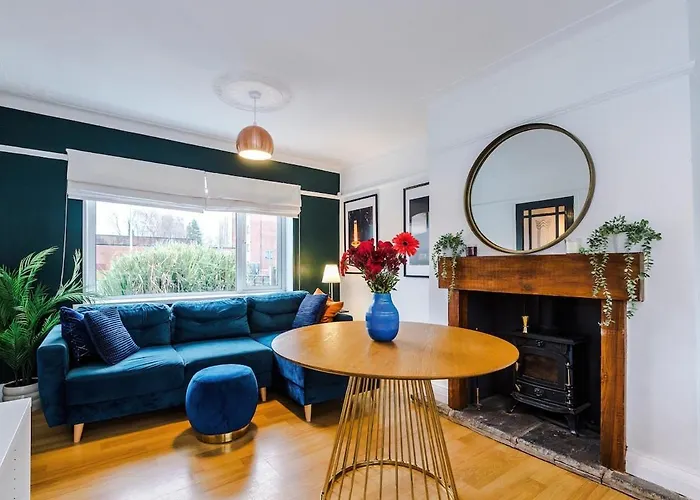 Stylish Home, Sleeps 7, Pool Table, Free Parking, Free Wi-fi, Full Kitchen, Perfect For Groups *