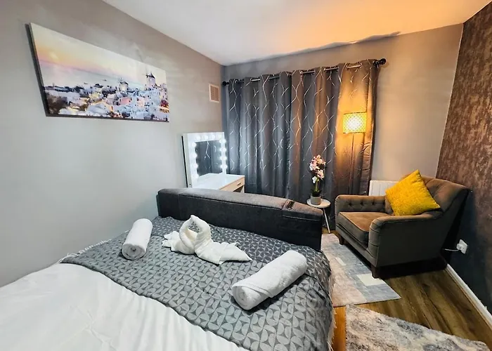 Apartman Luxury 2-bed Apartment,office With Built-in Tv King Bed, Private Entrance And Free Parking