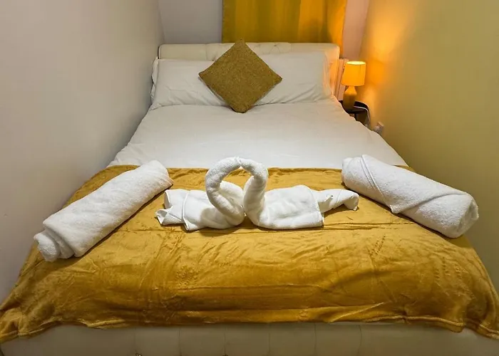 Luxury 2-bed Apartment,office With Built-in Tv King Bed, Private Entrance And Free Parking