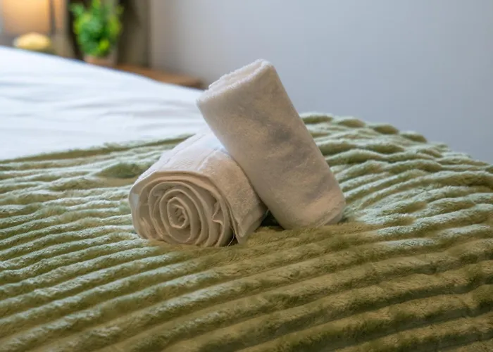 Comfortable 4 Bed - Free Parking & Fast Wifi *