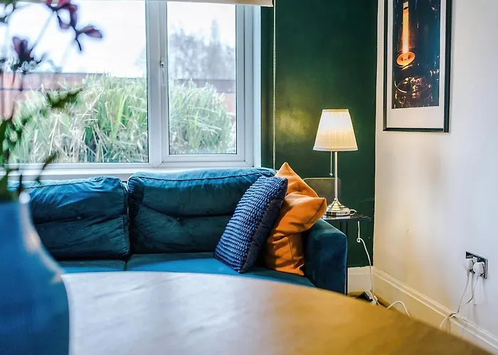 Apartman Stylish Home, Sleeps 7, Pool Table, Free Parking, Free Wi-fi, Full Kitchen, Perfect For Groups Manchester