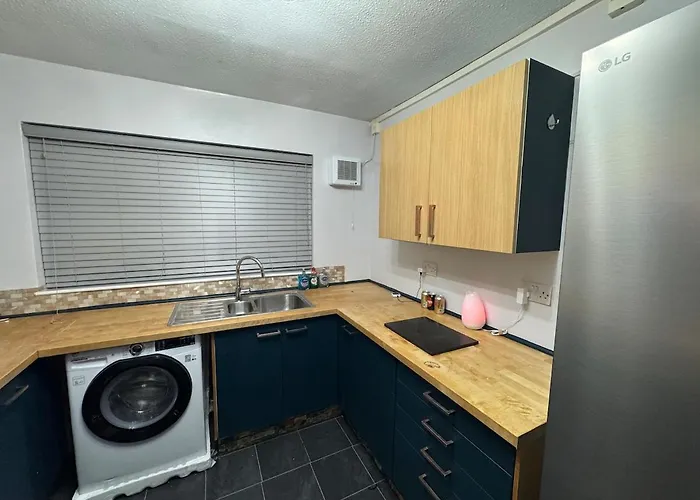 Luxury 2-bed Apartment,office With Built-in Tv King Bed, Private Entrance And Free Parking * Manchester