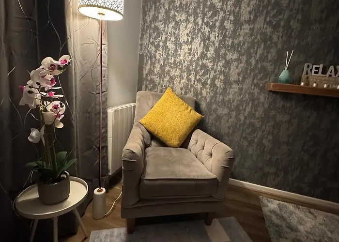 Luxury 2-bed Apartment,office With Built-in Tv King Bed, Private Entrance And Free Parking Apartamento Mánchester