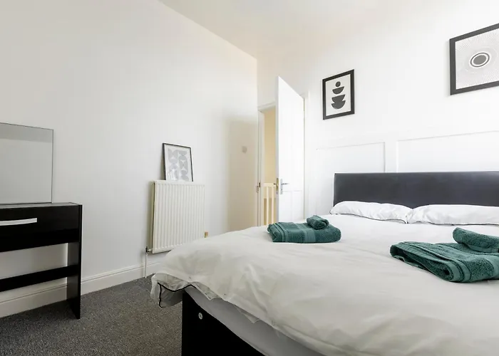 Free Parking, Large House For Contractors & Families, Sleeps 6, 15mins To Centre
