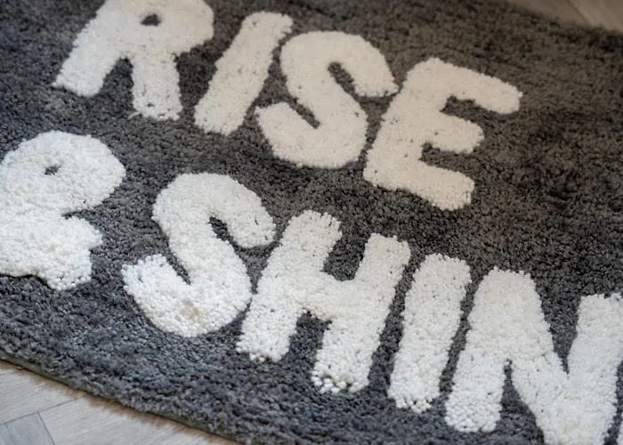 아파트 Comfortable 4 Bed - Free Parking & Fast Wifi *