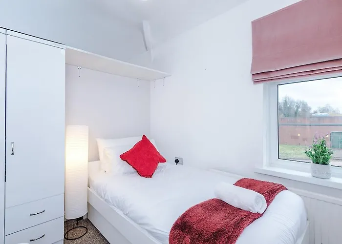 Stylish Home, Sleeps 7, Pool Table, Free Parking, Free Wi-fi, Full Kitchen, Perfect For Groups 公寓