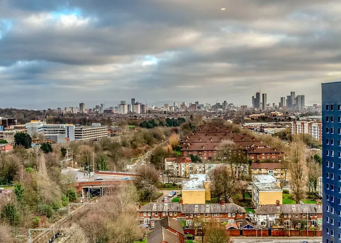 2-br Near Salford Royal - & Town Centre View - 1 Minute To Train & Tram Station - Sleeps 6 曼彻斯特