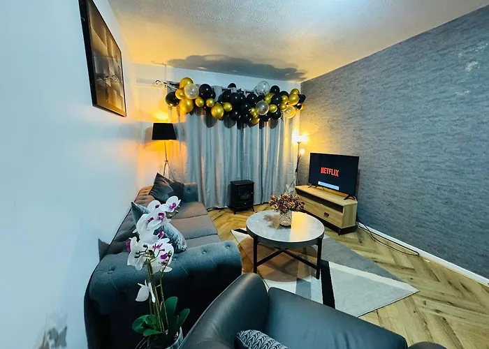 Luxury 2-bed Apartment,office With Built-in Tv King Bed, Private Entrance And Free Parking * Manchester