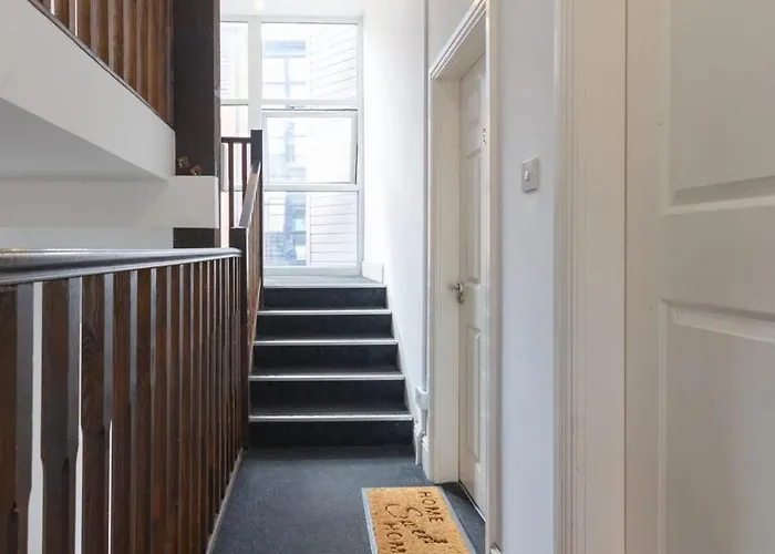 Charming 2-bed In M16 맨체스터