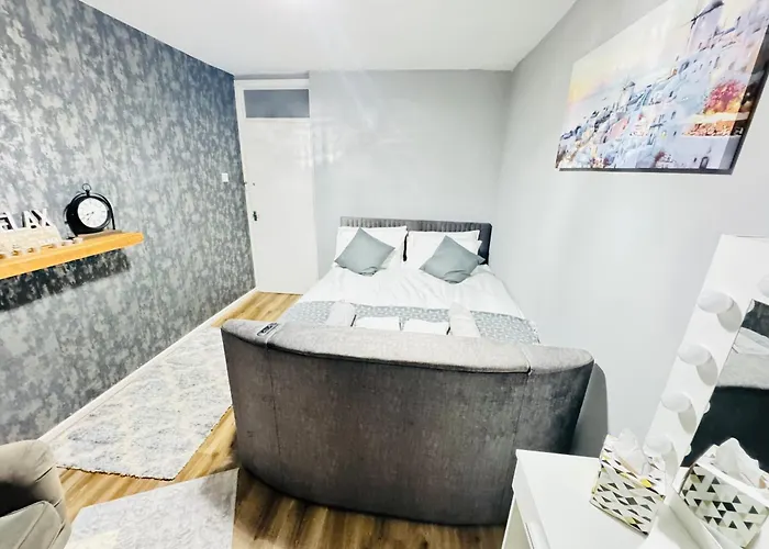 Luxury 2-bed Apartment,office With Built-in Tv King Bed, Private Entrance And Free Parking *