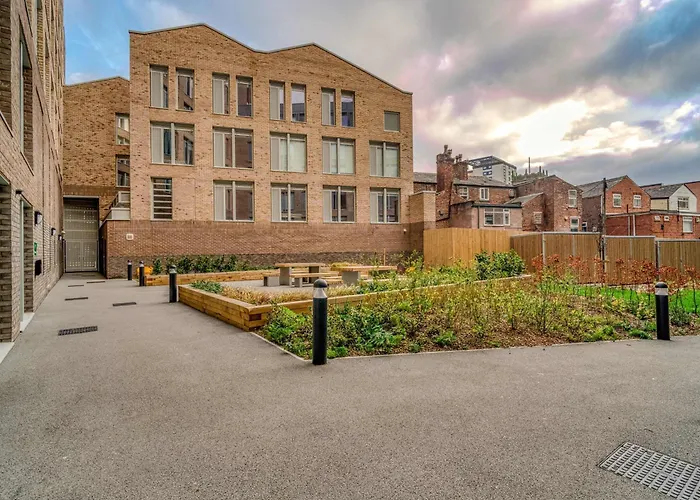 2-br Near Salford Royal - & Town Centre View - 1 Minute To Train & Tram Station - Sleeps 6 *