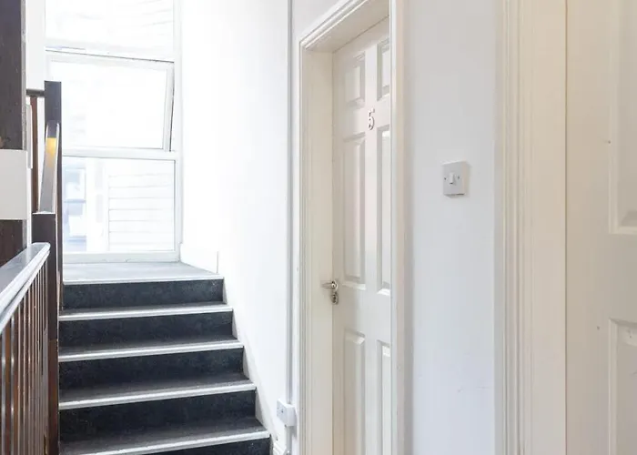 Charming 2-bed In M16 *