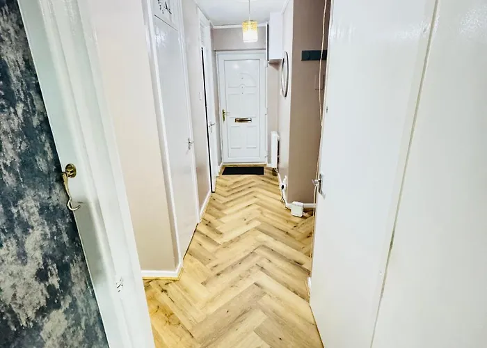 Luxury 2-bed Apartment,office With Built-in Tv King Bed, Private Entrance And Free Parking Apartman *