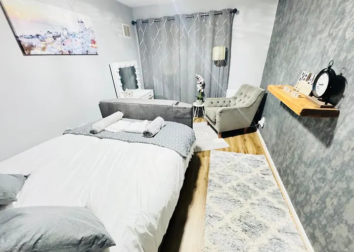 Luxury 2-bed Apartment,office With Built-in Tv King Bed, Private Entrance And Free Parking