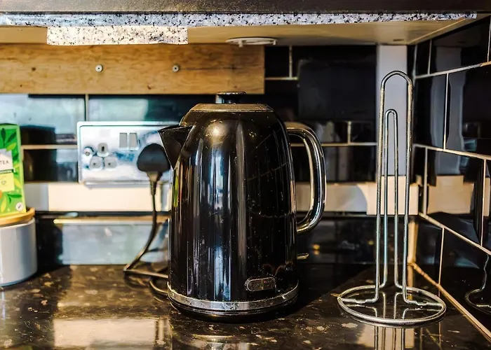 Stylish Home, Sleeps 7, Pool Table, Free Parking, Free Wi-fi, Full Kitchen, Perfect For Groups Appartamento