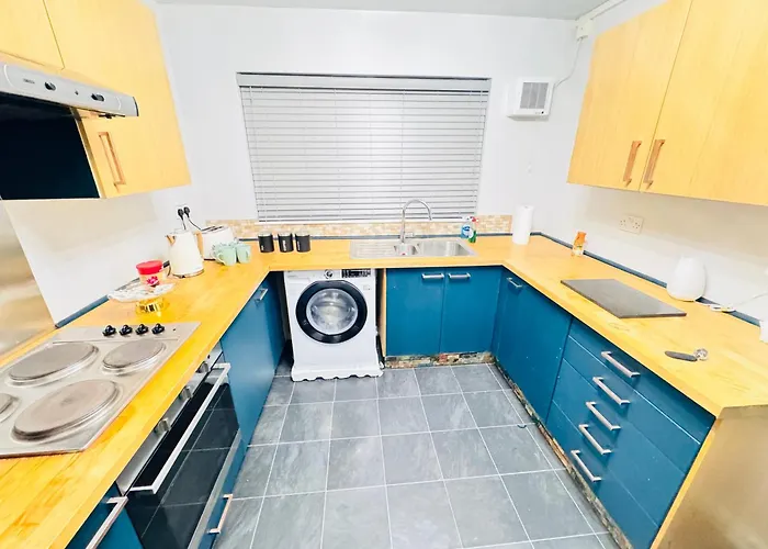 Luxury 2-bed Apartment,office With Built-in Tv King Bed, Private Entrance And Free Parking