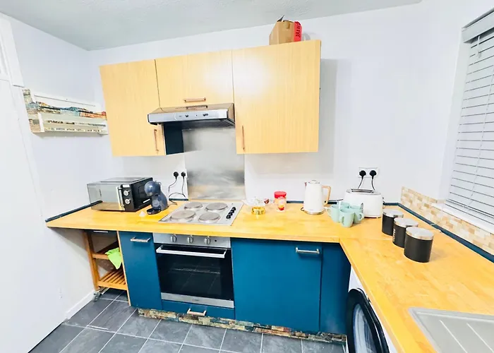 Luxury 2-bed Apartment,office With Built-in Tv King Bed, Private Entrance And Free Parking *