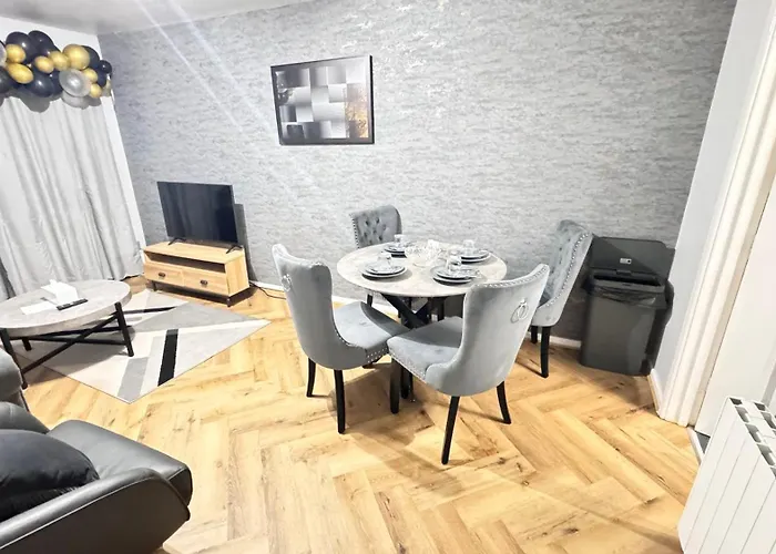 Daire Luxury 2-bed Apartment,office With Built-in Tv King Bed, Private Entrance And Free Parking Manchester