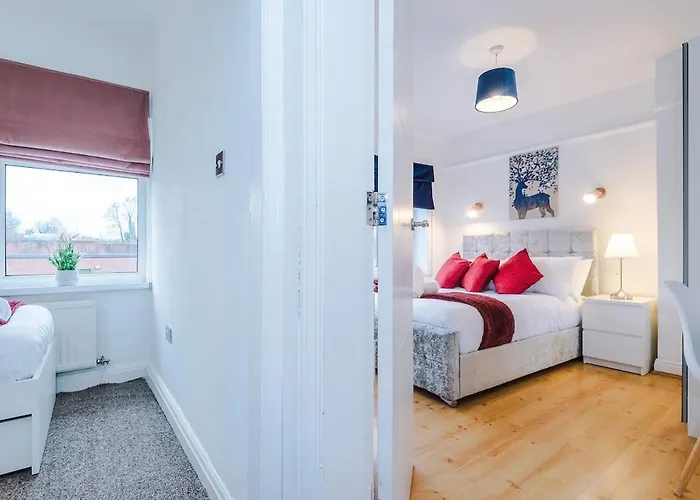 Stylish Home, Sleeps 7, Pool Table, Free Parking, Free Wi-fi, Full Kitchen, Perfect For Groups Manchester