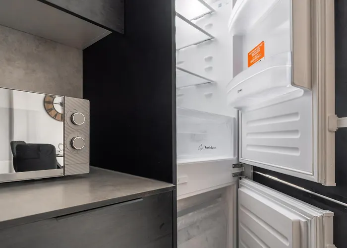 2 Bedroom - Old Trafford - Balcony - Free Parking *