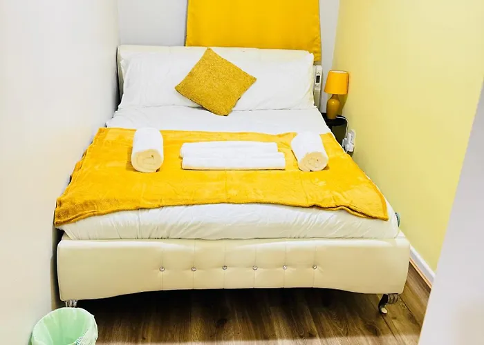 Luxury 2-bed Apartment,office With Built-in Tv King Bed, Private Entrance And Free Parking