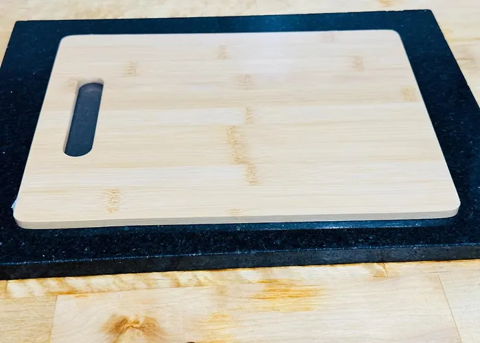 Luxury 2-bed Apartment,office With Built-in Tv King Bed, Private Entrance And Free Parking *