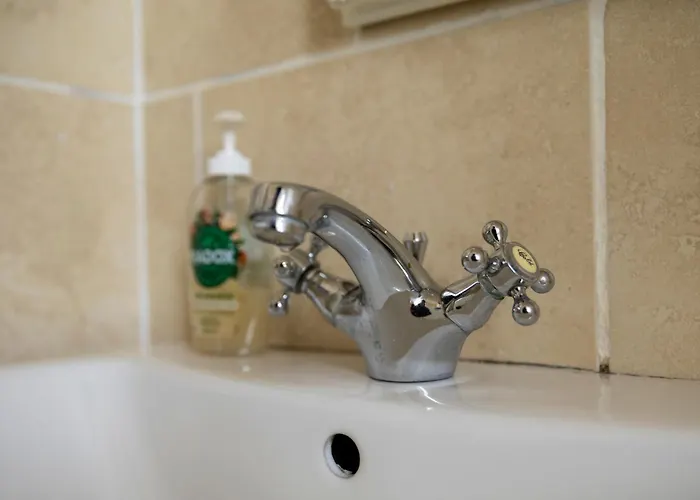 Free Parking, Large House For Contractors & Families, Sleeps 6, 15mins To Centre