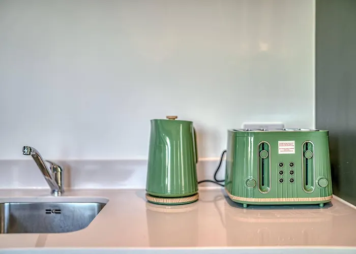 2-br Near Salford Royal - & Town Centre View - 1 Minute To Train & Tram Station - Sleeps 6 公寓