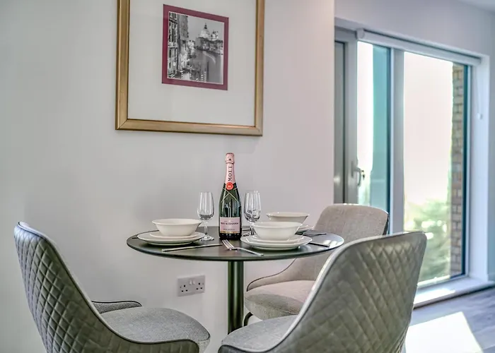 Apartamento 2-br Near Salford Royal - & Town Centre View - 1 Minute To Train & Tram Station - Sleeps 6