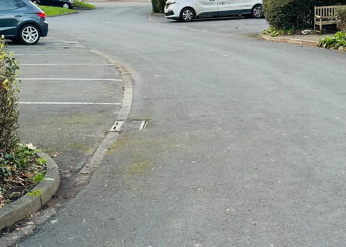 Luxury 2-bed Apartment,office With Built-in Tv King Bed, Private Entrance And Free Parking Manchester