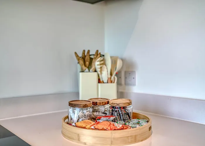 Apartament 2-br Near Salford Royal - & Town Centre View - 1 Minute To Train & Tram Station - Sleeps 6 *