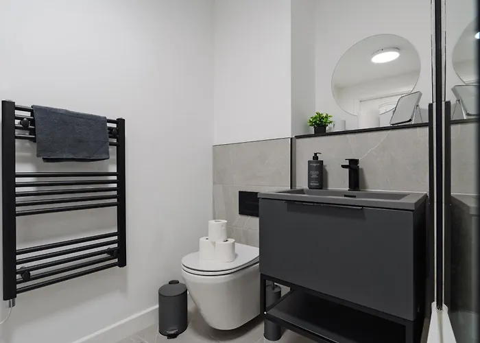 2 Bedroom - Old Trafford - Balcony - Free Parking