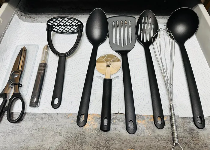 Luxury 2-bed Apartment,office With Built-in Tv King Bed, Private Entrance And Free Parking Manchester