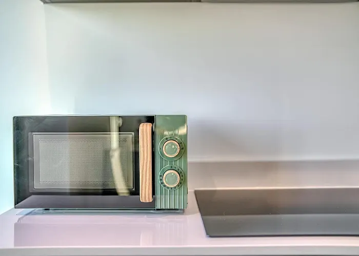 2-br Near Salford Royal - & Town Centre View - 1 Minute To Train & Tram Station - Sleeps 6 *