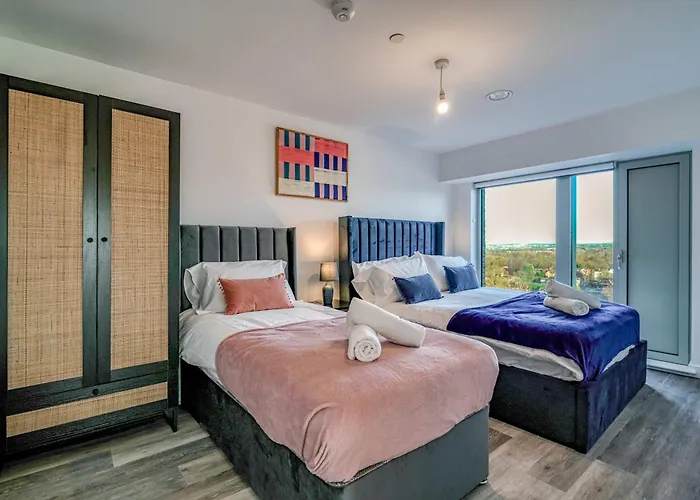 2-br Near Salford Royal - & Town Centre View - 1 Minute To Train & Tram Station - Sleeps 6 * 曼彻斯特