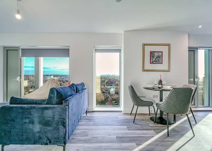 2-br Near Salford Royal - & Town Centre View - 1 Minute To Train & Tram Station - Sleeps 6 Apartamento *