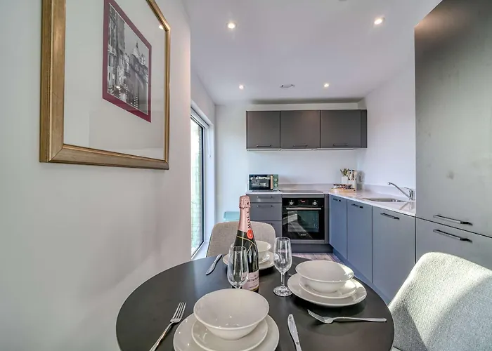 The Trafford Centre - City View - Close To Airport - Sleeps 6 * Манчестер