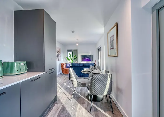 2-br Near Salford Royal - & Town Centre View - 1 Minute To Train & Tram Station - Sleeps 6 公寓 *