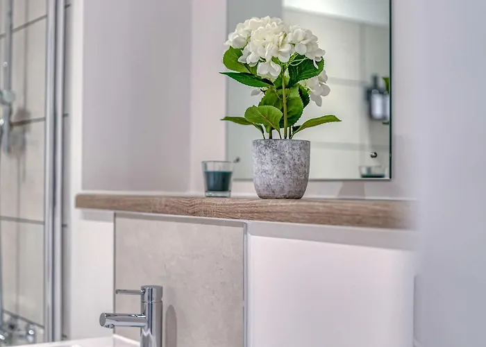 2-br Near Salford Royal - & Town Centre View - 1 Minute To Train & Tram Station - Sleeps 6 Manchester