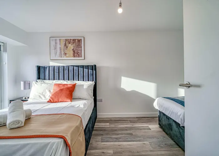 2-br Near Salford Royal - & Town Centre View - 1 Minute To Train & Tram Station - Sleeps 6