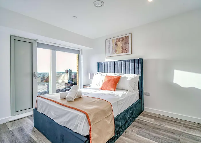 Apartamento 2-br Near Salford Royal - & Town Centre View - 1 Minute To Train & Tram Station - Sleeps 6 *