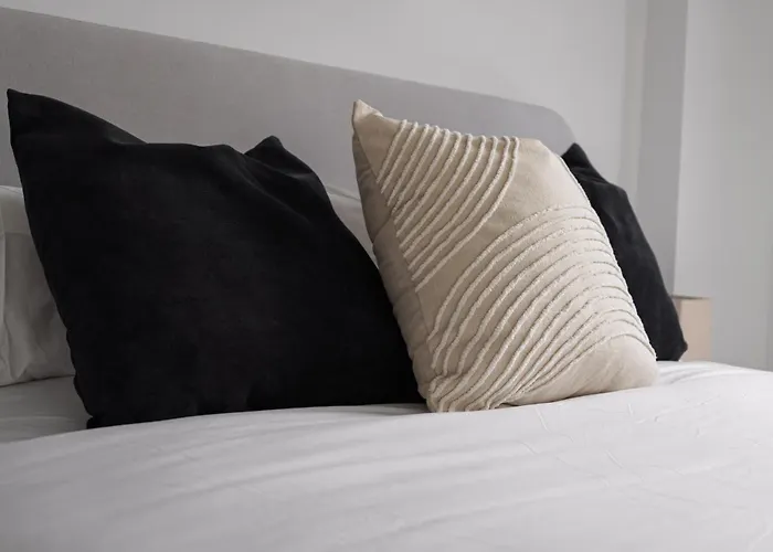 2 Bedroom - Old Trafford - Balcony - Free Parking Apartament *