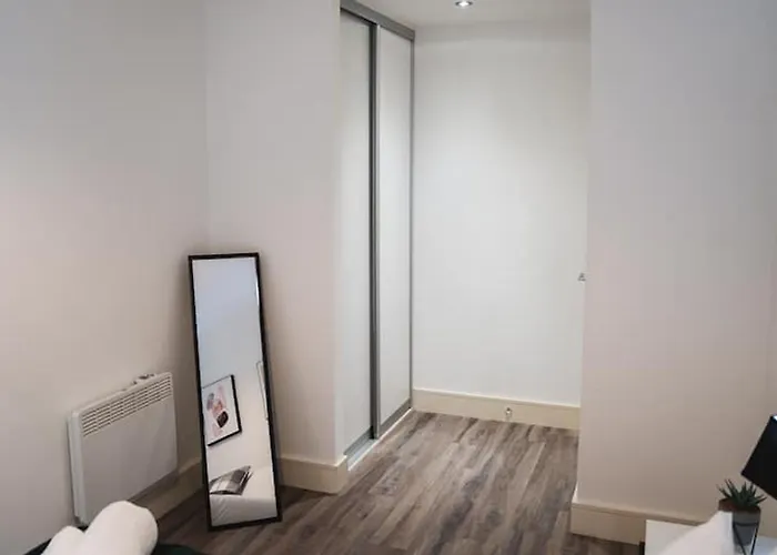 Staycay - Modern 1-bed In Centre Daire